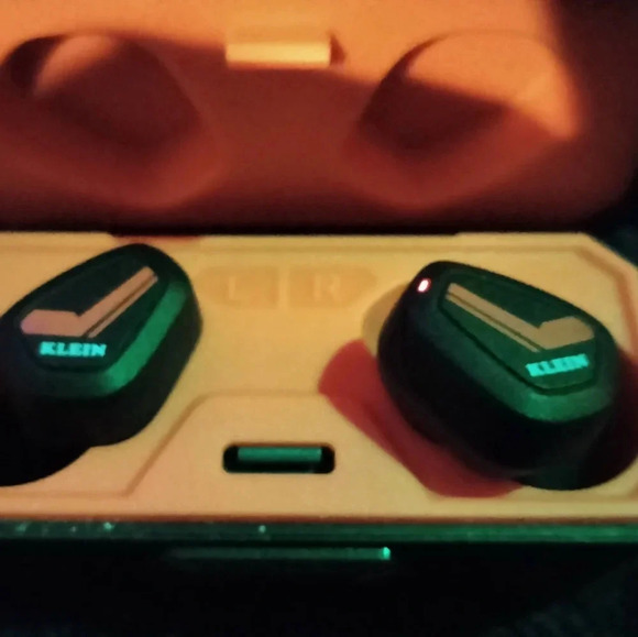 COPY - Klien Tools Bluetooth Earbuds wireless - Picture 3 of 6